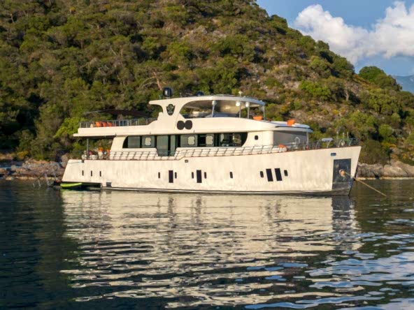 Simay S Trawler in Turkey. Luxury trawler yacht with 5 cabins for 10 guests, professional crew, jacuzzi and Blue Cruise routes.