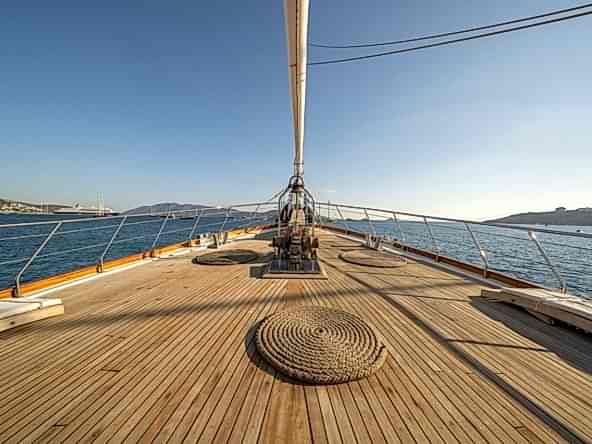 Discover why fuel is sometimes included and sometimes excluded in a Blue Cruise. Learn how yacht type, route, and pricing models affect costs.