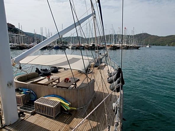 Discover why Turkey leads the world in gulet charters. Explore Blue Cruise routes, luxury yachts, competitive prices, and unforgettable sailing experiences.